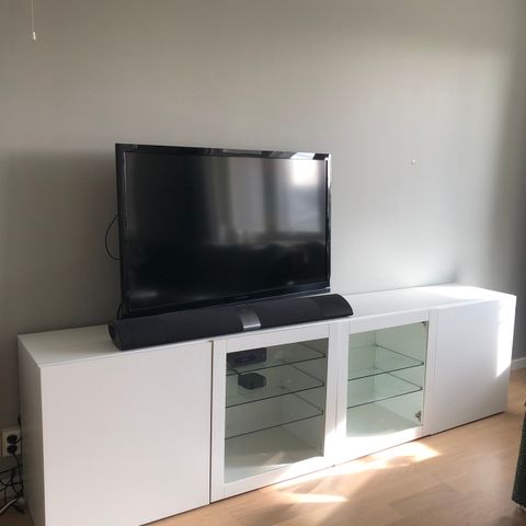 Hvit TV-benk fra Ikea