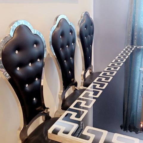 Elegant italiensk spisebord med 6 stoler