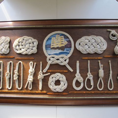 Ekte båtmannsknuter presentert på tavle med oljemaleri