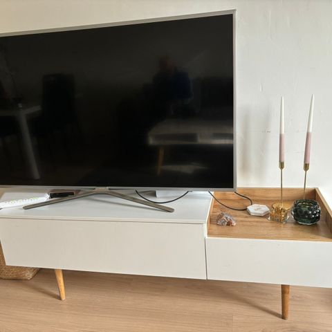 RESERVERT////Utrolig fin tv bord Eik, ingen bruksmerker kjøpt på Jysk