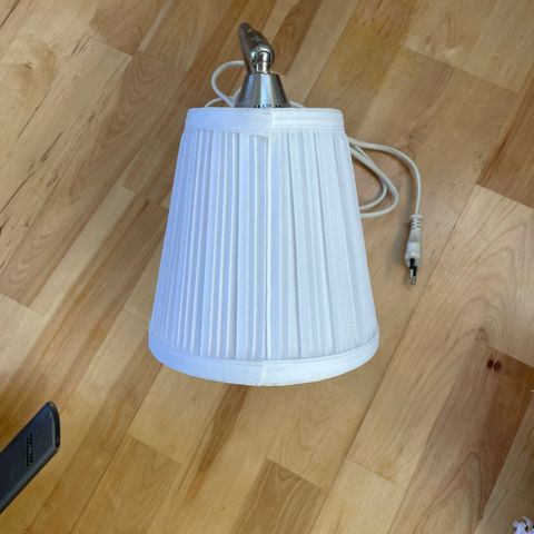 Vegghengt lampe fra IKEA