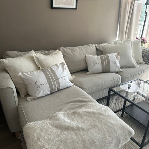 Pårup - 3 seters sofa med sjeselong, beige inkl sofabord