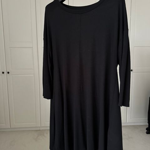 Gina Tricot / vid og myk / sort tunika / lang topp / XL