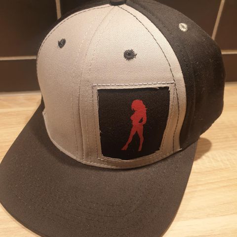 Ny Skin Industries  - Hustler caps str L-XL selges kr 200,-