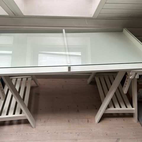 Ikea skrivebord med glassplate