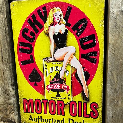 Lucky Lady Motor Oils. Skilt I Tynnmetall 20 X 30 cm