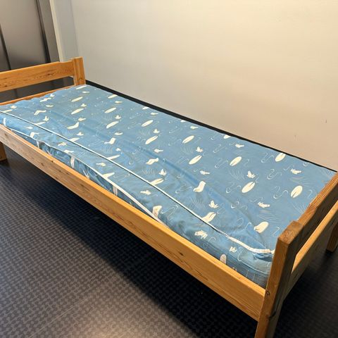 Heltre seng med skum madrass