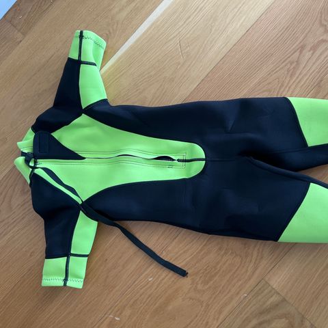 Gills våtdrakt/wetsuit for kids - svart og grønn, str 6