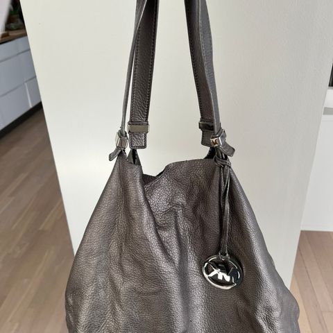 Stor baggy skinnveske fra Michael Kors