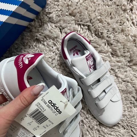 Helt nye Adidas sko i str 34 i original eske selges halvpris