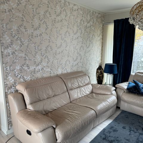 SISTE MULIGHET! Beige skinn sofa med 2 store side puffer