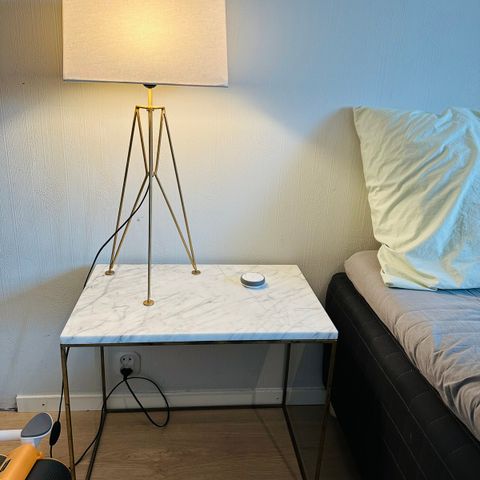 Marmorbord fra Skeidar sammen med bordlampe