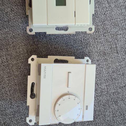 To termostater med gulvfølere
