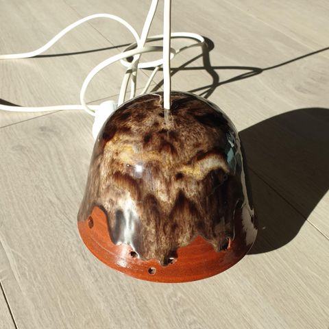 Keramikk lampe av Olaug Braa Wiik