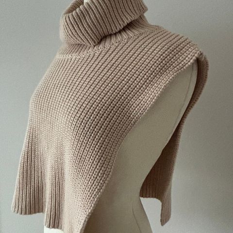 ILAG NECKWARMER. Farge sand. Ubrukt hals. Som et skjerf.