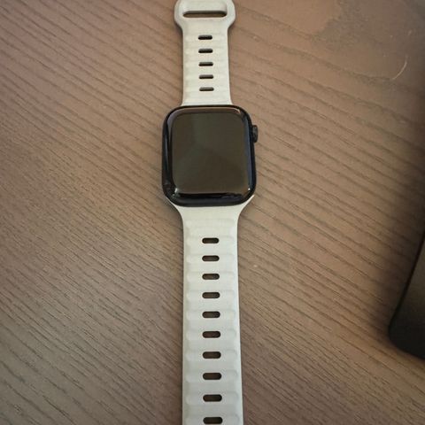 Apple Watch 7 Nike aluminium midnatt 45mm