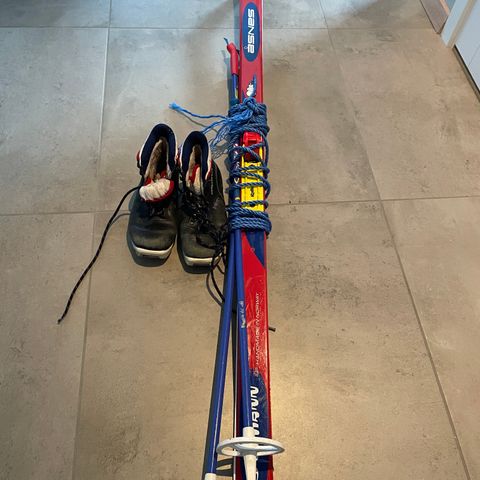 Åsnes ski 135 cm til barn med tilhørende støvler