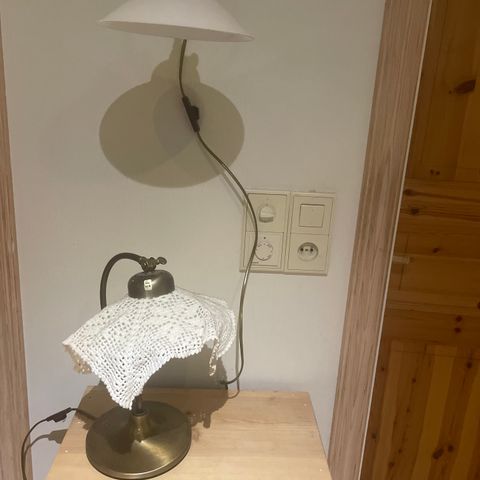 vegg og bordlampe