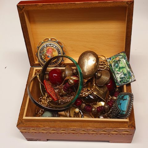 Vintage treskrin med smykker selges samlet.
