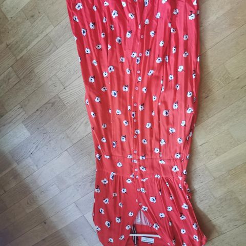 Rød kjole med blomster str M fra Lindex