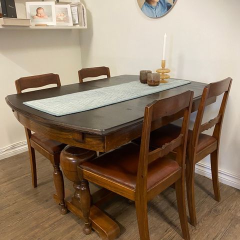 Spisebord med ileggsplate og 6 stoler