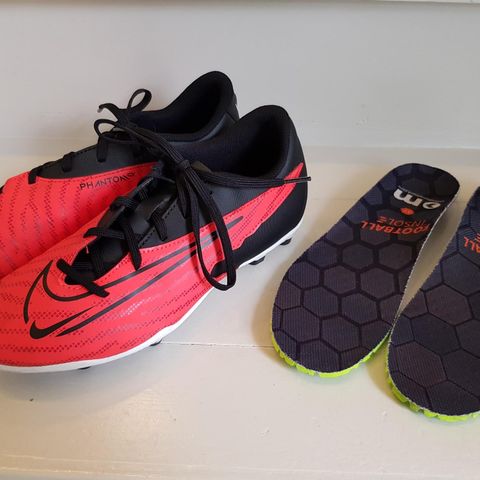 Fotball sko Nike Phantom GX str. 37 og matchende fotball insoles