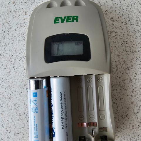 Batterilader EVER model E-500 AA eller AAA