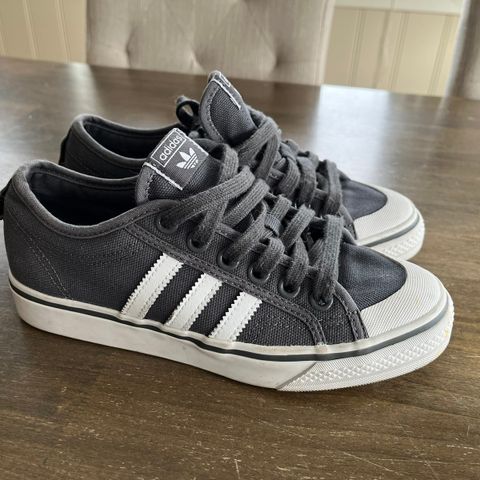 Adidas Nizza (som nye) - str. 37,5