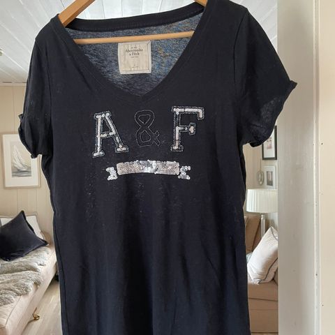 Abercrombie & Fitch t skjorte str L v-hals