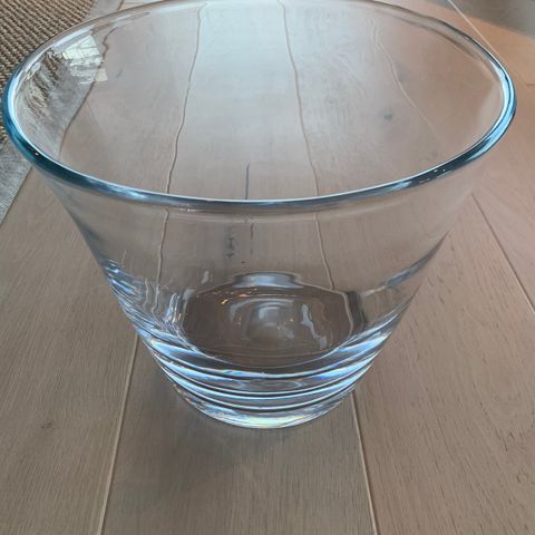 Flott massiv  glasslykt/vase selges. Aldri vært brukt