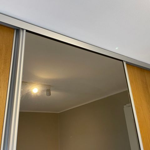 Elfa skyvedøra-garderobe: 3 brede dører m skinner