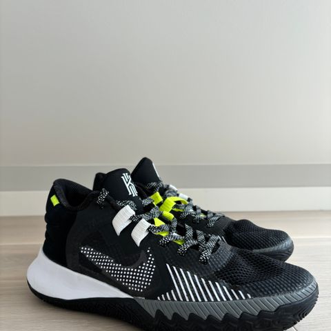 Nike Kyrie Flytrap V str. 40 (nesten ny)