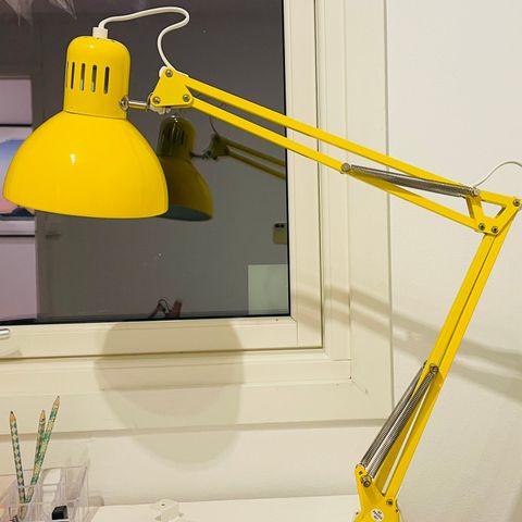 skrivebordslampe gul lampe
