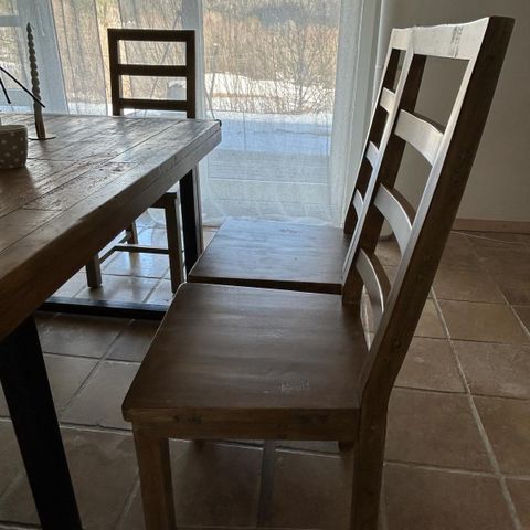 Rustikk industriel bord av resirkulert treverk (Woodenforge), med stoler og benk