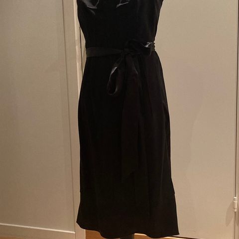 Cocktail kjole fra Dolce Gabanna i sort! St 40