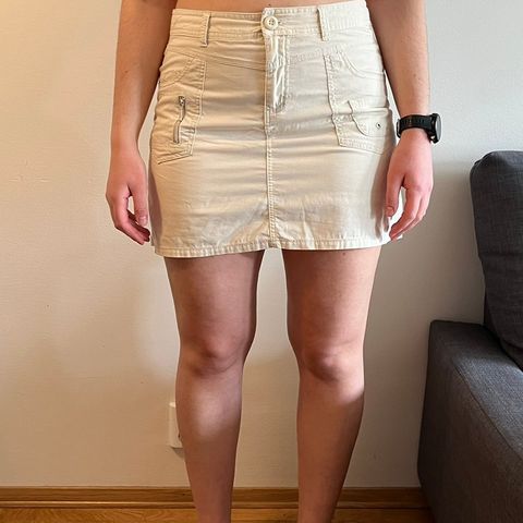 Kremfarget skort