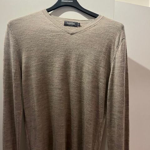 Merinoullgenser, beige, v-neck. Dressmann. (S)