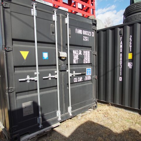 3x 20' svarte isolerte containere; 2 med dør; alle med strømtilkobling og lys.