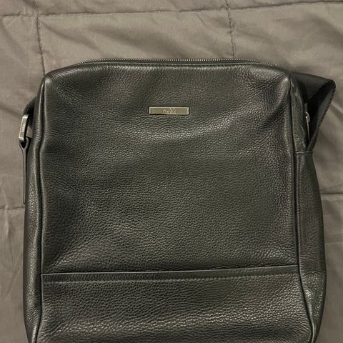 HUGO BOSS LEATHER ENVELOPE BAG  (100% skinn).