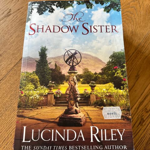 The Shadow Sister av Lucinda Riley