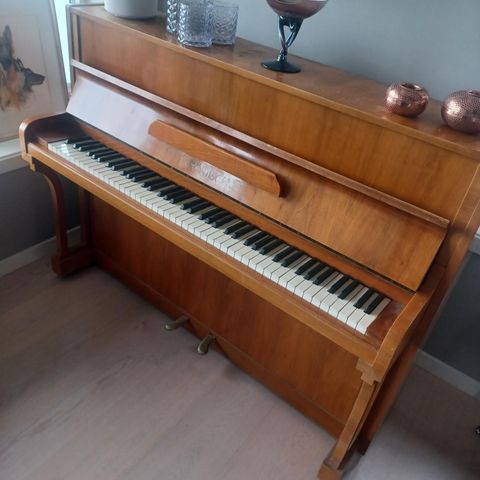 Eldre piano fra 50 tallet gis bort.