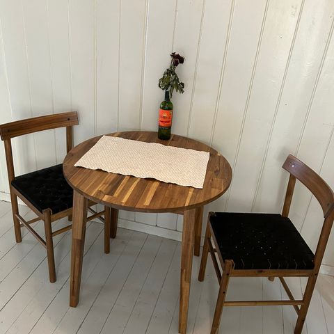 Kjøkkenbord nackanäs med to stoler i ny tilstand