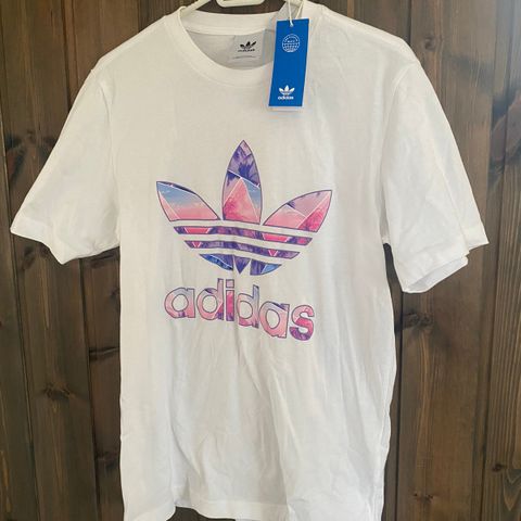 NY T skjorte fra Adidas str 34