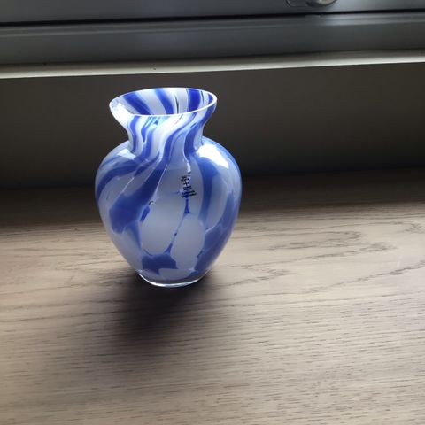 Flott håndlaget vase fra SKRUF glassverk, Sverige - som ny