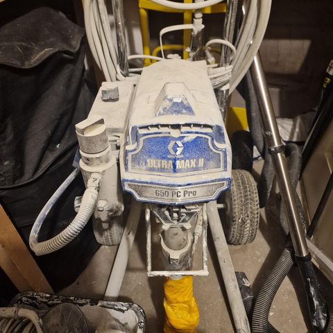 Sprøytemaskin Graco Ultra Max II og rengjøringsmiddel