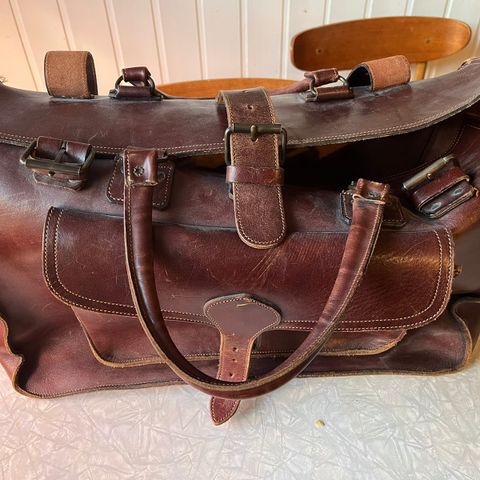 Stor vintage weekendbag/reiseveske i tykt skinn, med flott patina, retro