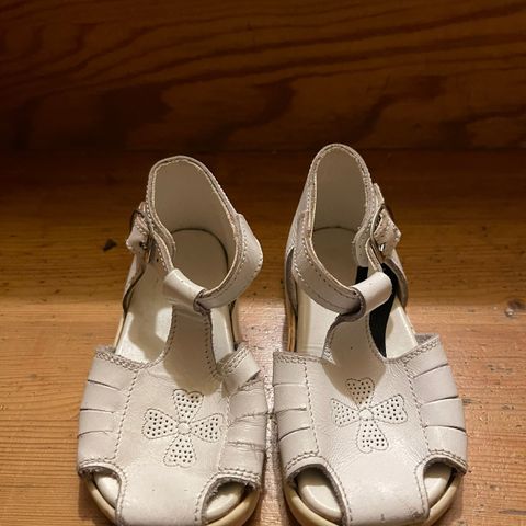 Barnesko/ innesko/ sommer sandaler str 21 fint brukt av kun ett barn
