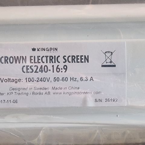 Kingpin Screens CES240-16:9 (104" motorisert projektorlerret med fjernkontroll)