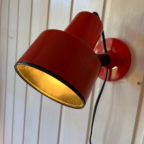 Herlig rød vintage IKEA vegglampe/ leselampe, design: Hemi Klot