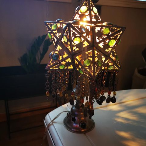 Ornamentalsk bordlampe
